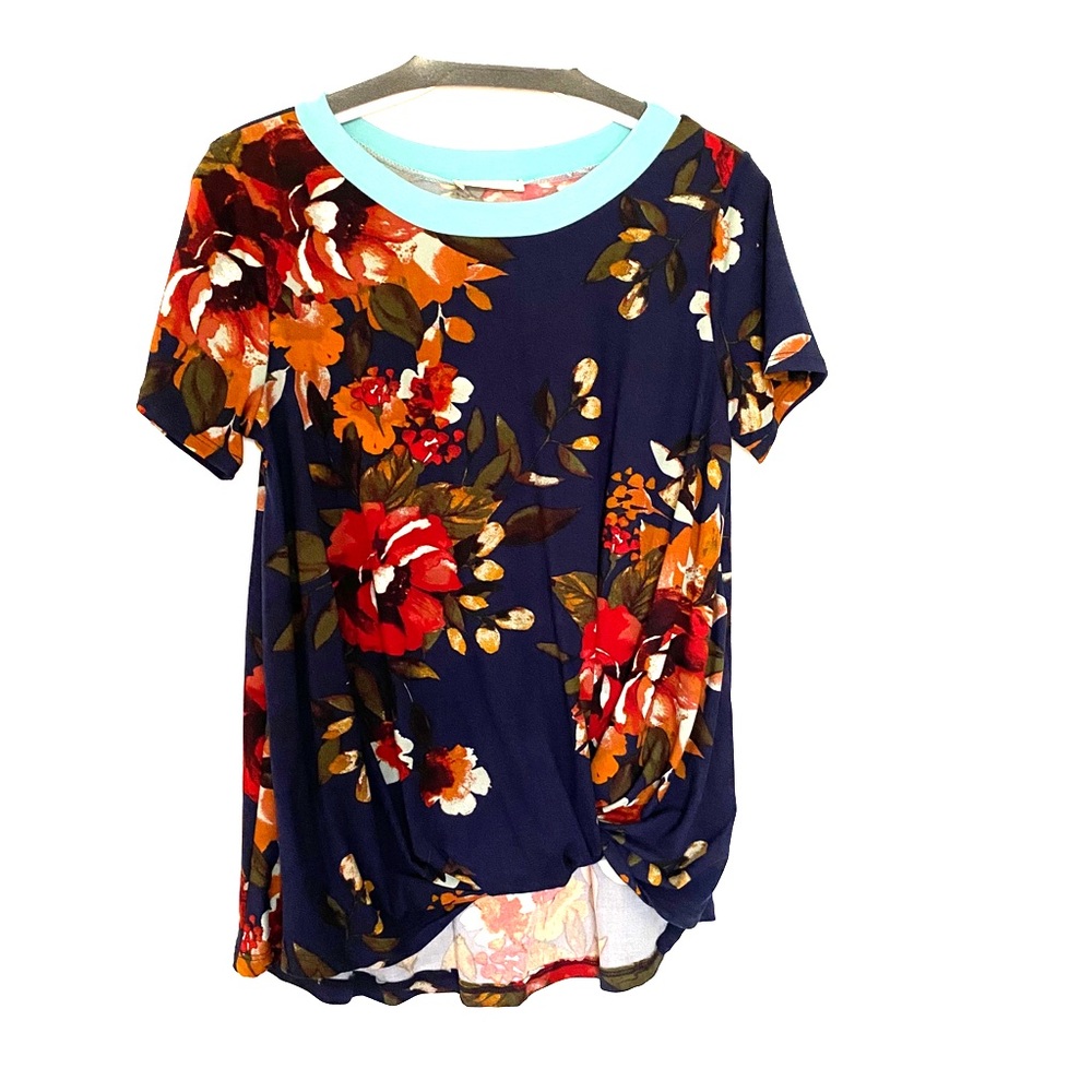 Twist hem, contrast collar floral short sleeve tee